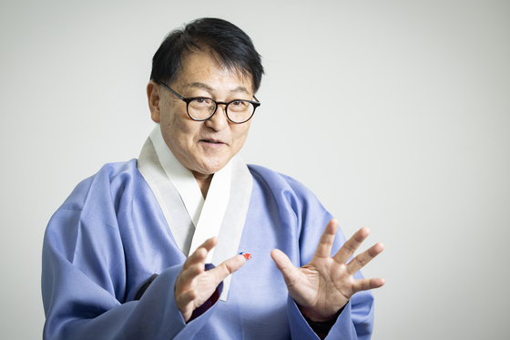 한국에 대한 애정도 깊은 치지 마사카즈 조교수는 일부러 한복 두루마기를 갖춰 입고 나왔다. 전민규 기자