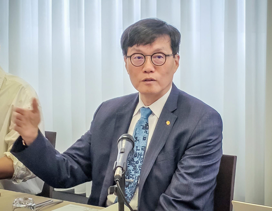 이창용 한국은행 총재가 5일 오전(현지시간) 아시아개발은행(ADB) 연차총회 참석차 방문한 이탈리아 밀라노의 한 호텔에서 기자들과 간담회를 하고 있다. 사진 한국은행