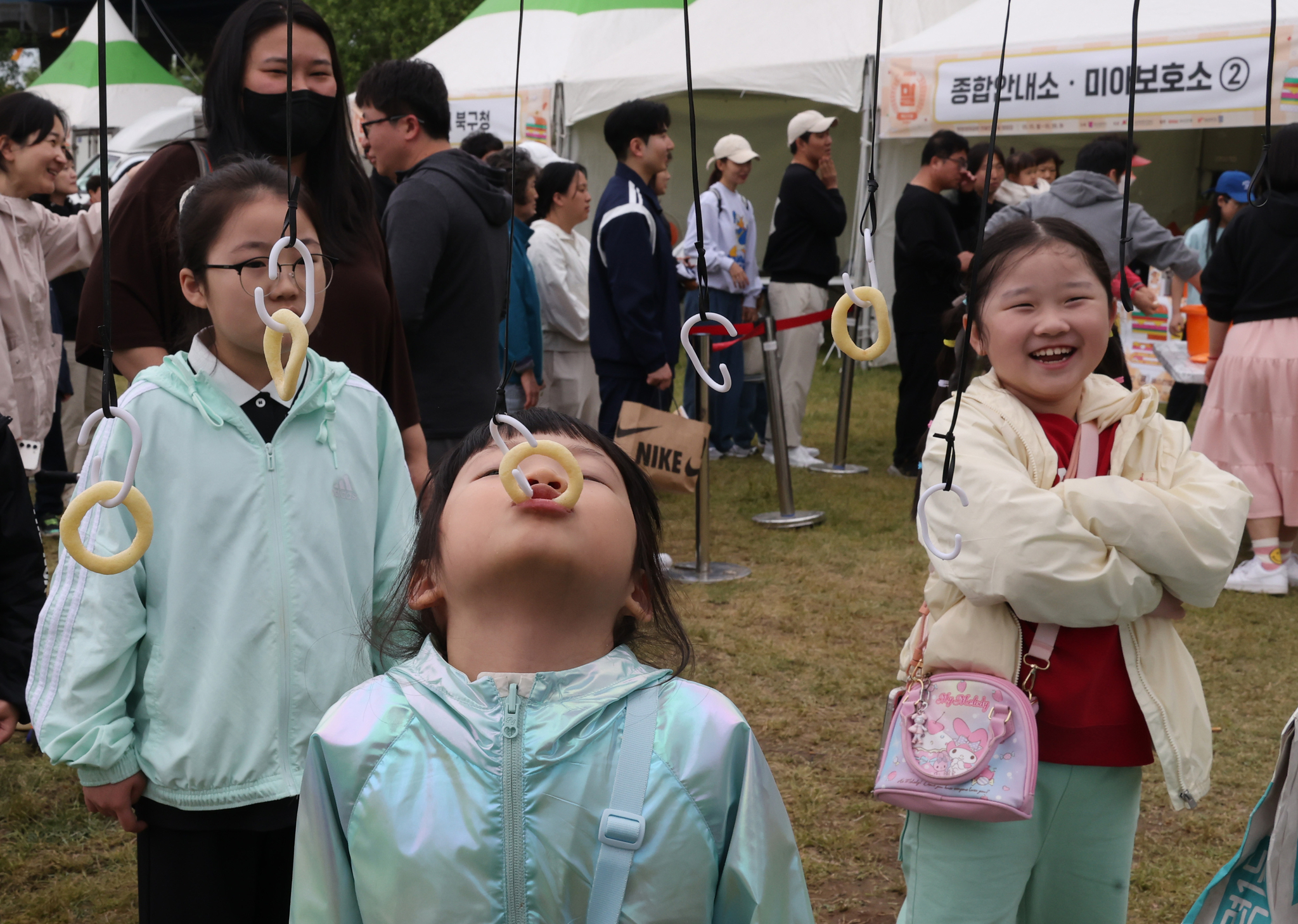 '2025 부산 밀 페스티벌'이 황금연휴 마직말 날인 6일 부산 북구 화명생태공원에서 열려 어린이가 공중 과자먹기 이벤트에 참가해 즐거운 시간을 보내고 있다. 올해 2회 째를 맞는 부산 밀 페스티벌은 한국 전쟁 이후 주요 밀 집산지였던 북구 구포의 역사를 기반으로 인류 역사상 중요 식량이자 3대 작물인 밀로 만든 음식을 다양하고 깊게 경험할 수 있도록 기획되었다. 밀을 주재료로 하는 음식을 맛볼 수 있는 '밀 푸드 편집샵', 대형 그늘막과 버스킹 공연이 준비된 '푸드 라운지', ‘밀 푸드 편집샵’은 지역 맛집부터 미쉐린 가이드에 소개된 맛집까지 20여 곳의 음식점이 참여해 밀을 주재료로 만든 음식을 선보였다. 또 ‘푸드 라운지’에서는 대형 그늘막 아래에서 북구 어린이 합창단 공연, 어쿠스틱 공연, 셰프와의 대화 등 다양한 무대를 관람하며 음식을 즐겼다. 송봉근 기자 20250506