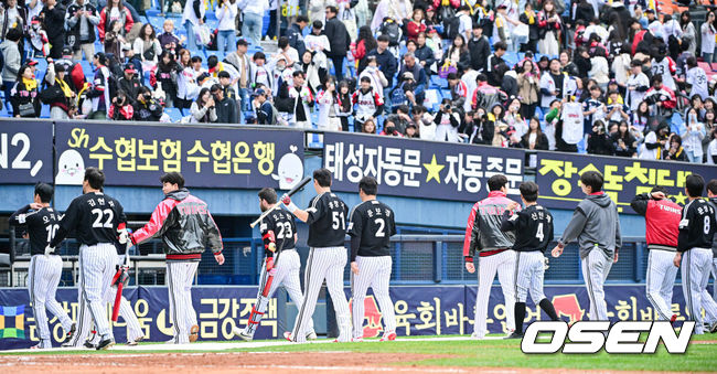 [OSEN=잠실, 박준형 기자]  2025년 5월 5일 잠실더비의 승자는 정수빈의 선물세트를 받은 두린이였다.프로야구 두산 베어스는 5일 서울 잠실구장에서 열린 2025 신한 SOL뱅크 KBO리그 LG 트윈스와의 어린이날 맞대결에서 5-2로 승리했다.경기종료 후 LG 선수들이 패배에 아쉬워하고 있다. 2025.05.05 / soul1014@osen.co.kr