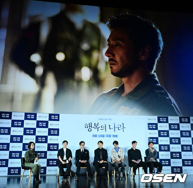 [OSEN=지형준 기자] 22일 오전 서울 광진구 자양동 롯데시네마 건대입구에서 영화 ‘행복의 나라’ 제작보고회가 열렸다.'행복의 나라'는1979년 10월 26일, 상관의명령에의해 대통령 암살 사건에 연루된 박태주(이선균 분)와 그의변호를 맡으며 대한민국 최악의정치 재판에 뛰어든 변호사 정인후(조정석 분)의이야기를 그린 영화다. 배우 조정석, 유재명, 전배수, 송영규, 최원영, 추창민 감독이 간담회를 하고 있다. 2024.07.22 / jpnews@osen.co.kr