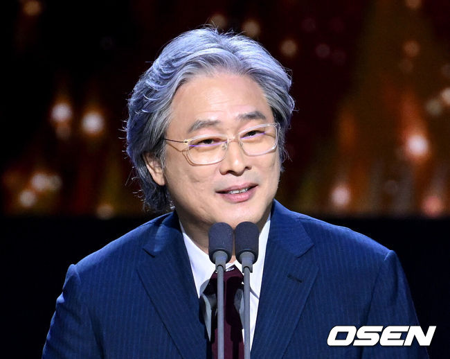 [OSEN=이대선 기자] ‘서울드라마어워즈 2024’가 25일 오후 서울 영등포구 KBS홀에서 열렸다.'서울드라마어워즈 2024' 시상식은 이날 오후 5시부터 KBS홀에서 SBS 생중계로 진행된다.골든버드상을 수상한 박찬욱 감독이 수상 소감을 말하고 있다. 2024.09.25 /sunday@osen.co.kr