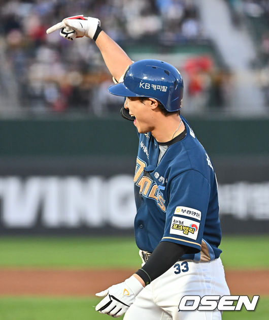 [OSEN=부산, 이석우 기자] 3일 부산 사직야구장에서 2025 신한 SOL 뱅크 KBO 리그 롯데 자이언츠와 NC 다이노스의 경기가 열렸다. 홈팀 롯데는 박진, 방문팀 NC는 신민혁이 선발 출전했다.NC 다이노스 한석현이 6회초 무사 2,3루 우익수 앞 1타점 안타를 치고 세리머니를 하고 있다. 2025.05.03 / foto0307@osen.co.kr