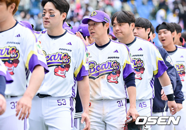 [OSEN=잠실, 박준형 기자]  2025년 5월 5일 잠실더비의 승자는 정수빈의 선물세트를 받은 두린이였다.프로야구 두산 베어스는 5일 서울 잠실구장에서 열린 2025 신한 SOL뱅크 KBO리그 LG 트윈스와의 어린이날 맞대결에서 5-2로 승리했다.경기종료 후 3안타 3득점 2타점 5출루 맹활약 펼친 두산 정수빈이 코칭스태프와 승리의 기쁨을 나누고 있다 . 2025.05.05 / 
