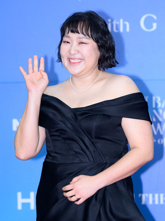 [OSEN=이대선 기자] 5일 오후 서울 강남구 코엑스 D홀에서 ‘제61회 백상예술대상 with 구찌’ 레드카펫 행사가 열렸다.방송·영화·연극을 아우르는 국내 유일무이 종합 예술 시상식 ‘제61회 백상예술대상 with 구찌’는 JTBC·JTBC2·JTBC4에서 동시 생중계, 프리즘·네이버TV·치지직에서 디지털 생중계된다.개그우먼 이수지가 레드카펫을 밟고 있다. 2025.05.05 /sunday@osen.co.kr