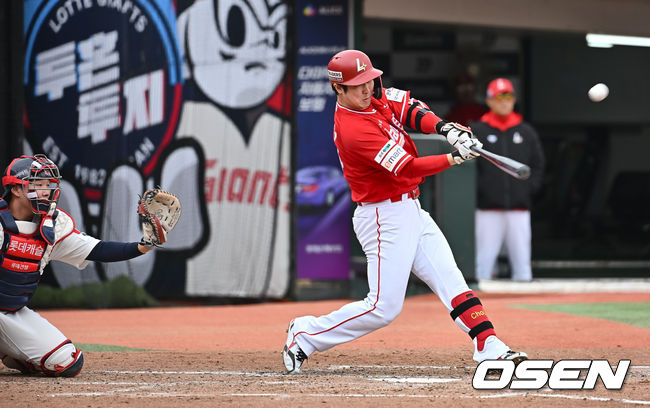 [OSEN=부산, 이석우 기자] 5일 부산 사직야구장에서 2025 신한 SOL 뱅크 KBO 리그 롯데 자이언츠와 SSG 랜더스의 경기가 열렸다. 홈팀 롯데는 이민석, 방문팀 SSG는 화이트가 선발 출전했다. SSG 랜더스 최정이 1회초 무사 1,2루 좌월 3점 홈런(498호)를 치고 있다. 2025.05.05 / foto0307@osen.co.kr
