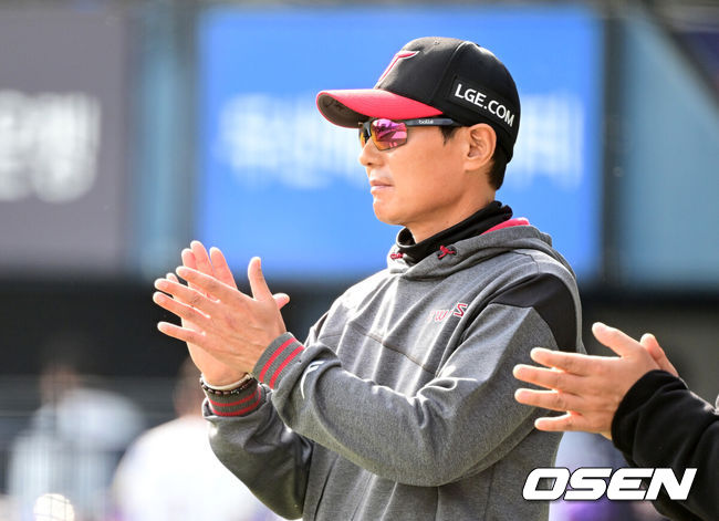 [OSEN=잠실, 최규한 기자] LG가 에이스 치리노스의 호투와 홈런 두 방을 앞세워 어린이날 패배를 설욕했다.프로야구 LG 트윈스는 6일 서울 잠실구장에서 열린 2025 신한 SOL뱅크 KBO리그 두산 베어스와의 시즌 5차전에서 5-1로 승리했다.LG는 전날 패배를 설욕하며 시즌 23승 13패를 기록했다. 원정 5연패 늪에서도 탈출했다. 반면 시즌 첫 4연승이 좌절된 두산은 15승 1무 20패가 됐다.경기를 마치고 승리한 LG 염경엽 감독이 선수들을 맞이하며 박수 보내고 있다. / 2025.05.06 / dreamer@osen.co.kr