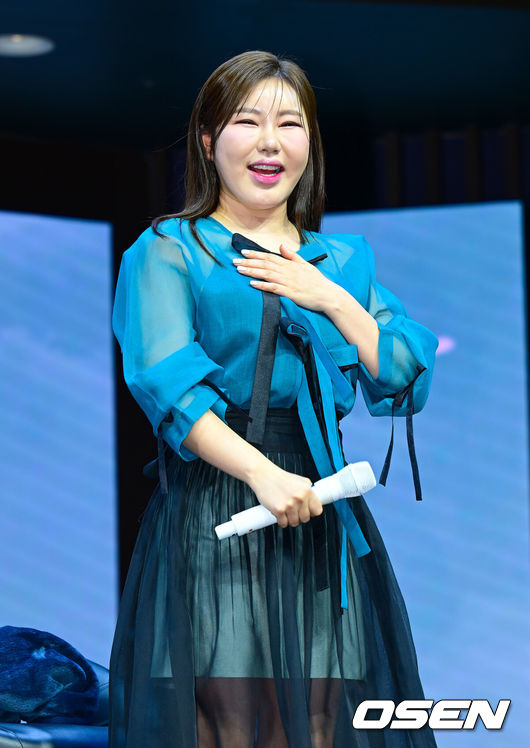 [OSEN=김성락 기자] 11일 오후 서울 스카이아트홀 가수 송가인의 정규 4집 앨범 발매 기념 쇼케이스 행사가 열렸다. 이번 4집 앨범은 기존 정통 트로트 뿐 아니라 발��, 모던 가요 등 장르의 곡들로 가득 채웠다. 더블 타이틀곡 '아사달'과 '눈물이 난다'를 비롯해 직접 작사에 참여한 '평생' 등 총 9곡을 담았다.가수 송가인이 미소짓고 있다.  2025.02.11 / ksl0919@osen.co.kr  