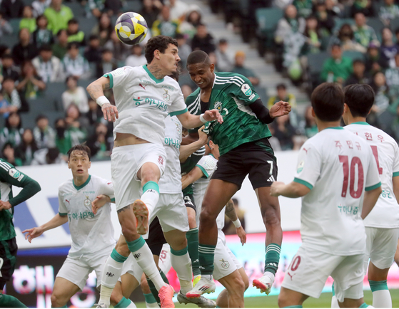 혈투 끝에 1-1로 비긴 선두 대전과 2위 전북. 연합뉴스