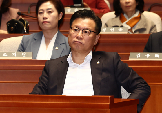 이양수 국민의힘 사무총장이 5일 서울 여의도 국회에서 열린 의원총회에서 권성동 원내대표의 발언을 듣고 있다. 뉴스1