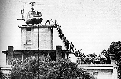 남베트남 패망 하루 전인 1975년 4월 29일 사이공 미 CIA 직원 숙소에서 미국인들과 남베트남인들이 탈출 헬기를 타려고 옥상으로 오르고 있다. [위키피디아]