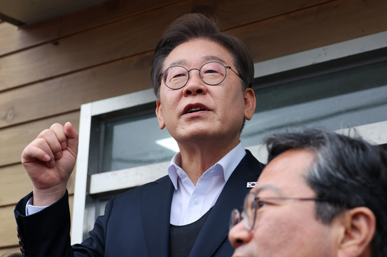 이재명 더불어민주당 대통령 후보가 2차 골목골목 경청투어에 나선 5일 오후 경기 여주시 구양리 마을회관을 찾아 즉흥 연설을 하고 있다. 뉴스1