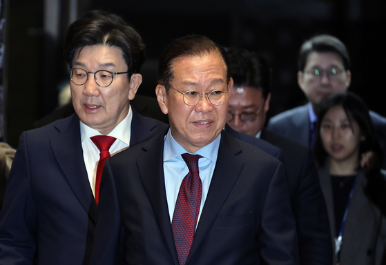 국민의힘 권영세 비상대책위원장과 권성동 원내대표가 5일 서울 여의도 국회에서 열린 의원총회에 참석하고 있다. 연합뉴스