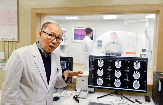 이영렬(64) 국립법무병원장이 뇌 CT 촬영 화면을 보며 정신질환 범죄자의 진단과 치료에 대해 설명하고 있다. 김성태 객원기자