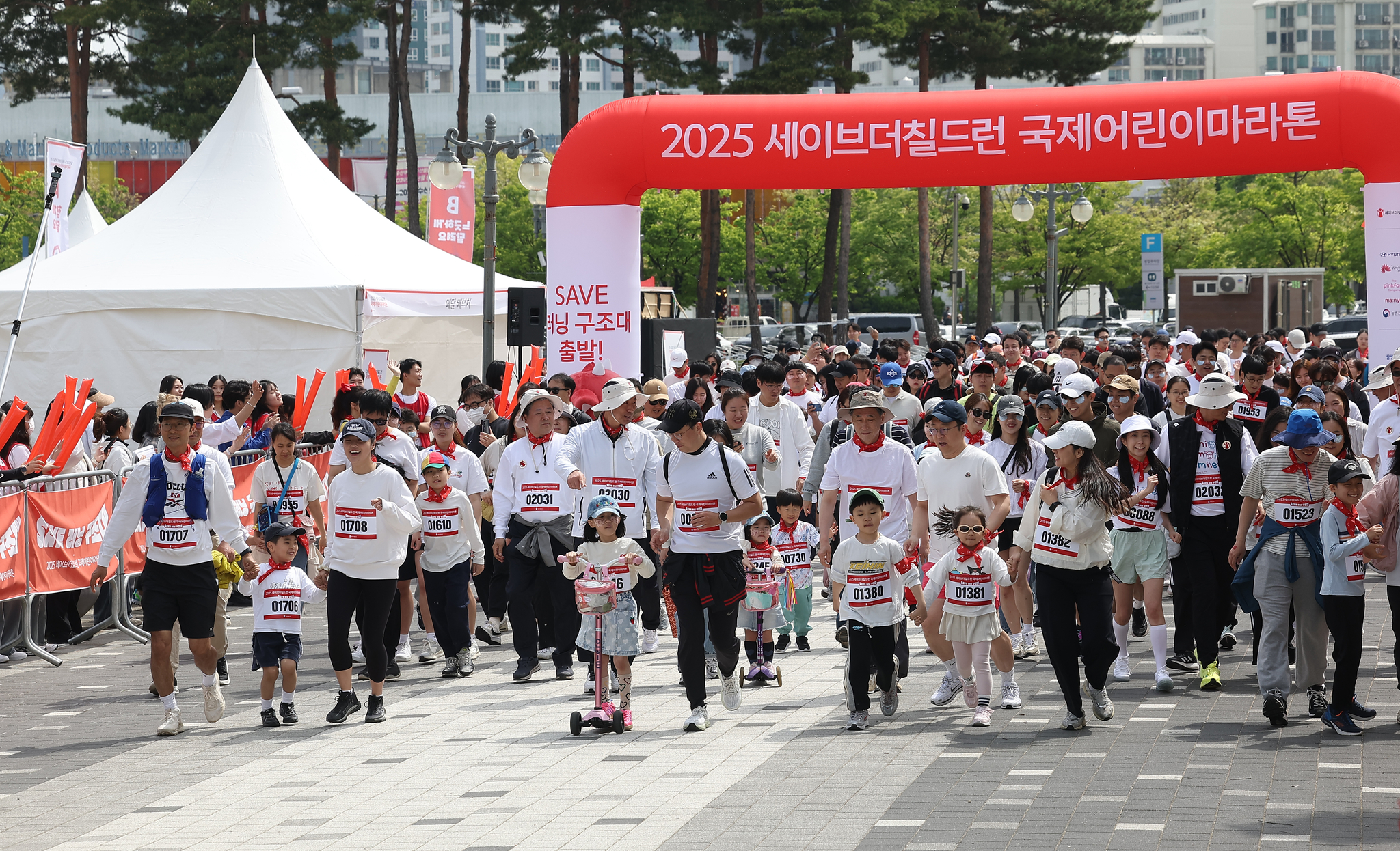 '힘차게 출발' (서울=연합뉴스) 김성민 기자 = 6일 서울 마포구 월드컵공원에서 국제아동권리 비정부기구(NGO) 세이브더칠드런과 국가기간뉴스통신사 연합뉴스와 공동 주최한 '2025 국제어린이마라톤대회'에서 황대일 연합뉴스 사장과 오준 세이브더칠드런 이사장을 비롯한 참가자들이 출발하고 있다. 2025.5.6 ksm7976@yna.co.kr (끝) 〈저작권자(c) 연합뉴스, 무단 전재-재배포, AI 학습 및 활용 금지〉