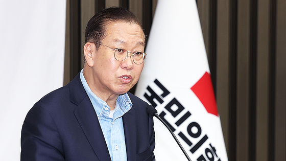 국민의힘 권영세 비상대책위원장이 6일 서울 여의도 국회에서 열린 의원총회에서 후보 단일화를 촉구하고 있다. 뉴스1