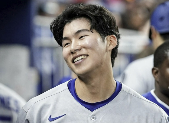 6일 첫 선발 출장한 LA 다저스 김혜성이 더그아웃에서 동료들의 축하를 받은 뒤 활짝 웃고 있다. 사진 LA 다저스 인스타그램 캡처