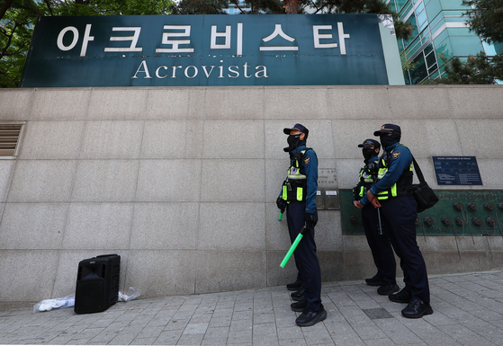 윤석열 전 대통령 부부와 건진법사 전성배씨 사이의 각종 의혹을 수사 중인 검찰이 윤 전 대통령의 사저에 대해 압수수색에 들어간 지난달 30일, 서울 서초구 아크로비스타 앞에서 경찰들이 근무를 서고 있다. 연합뉴스