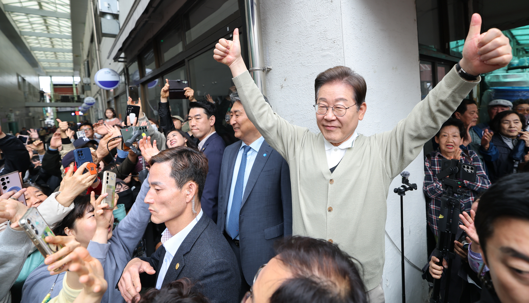 이재명 더불어민주당 대선 후보가 6일 충북 옥천군 옥천공설시장에서 시민들을 향해 인사를 하고 있다. 김성룡 기자