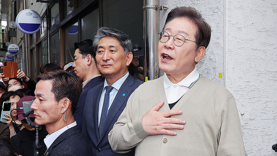 더불어민주당 이재명 대선 후보가 '골목골목 경청투어 : 국토종주편'에 나선 6일 충북 옥천군 옥천공설시장을 찾아 연설을 하고 있다. 연합뉴스