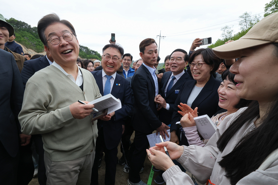 이재명 더불어민주당 대선후보가 '경청투어'에 나선 6일 청년 농업인들과의 간담회가 예정된 충북 보은군 화훼농원 숲결에 도착해 지지자들과 인사를 나누고 있다. 김성룡 기자/
