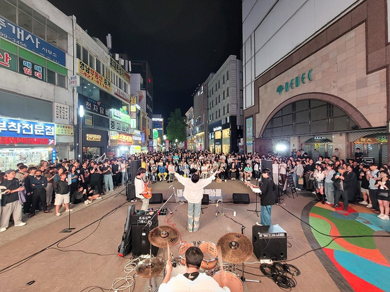 지난해 대구 중구 동성로에서 시민들이 청년 버스킹을 감상하고 있다. [사진 대구시] 