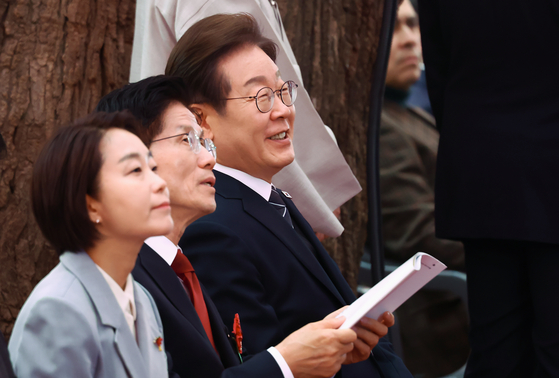 이재명 더불어민주당 대통령 후보와 김문수 국민의힘 대통령 후보가 5일 오전 서울 종로구 조계사에서 열린 불기 2569년 부처님오신날 봉축법요식에 참석해 자리하고 있다. 뉴스1