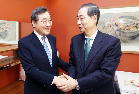 한덕수 무소속 대통령선거 예비후보와 이낙연 전 국무총리가 6일 서울 중구 컨퍼런스하우스 달개비에서 오찬회동을 하기 전 기념촬영을 하고 있다. 뉴스1