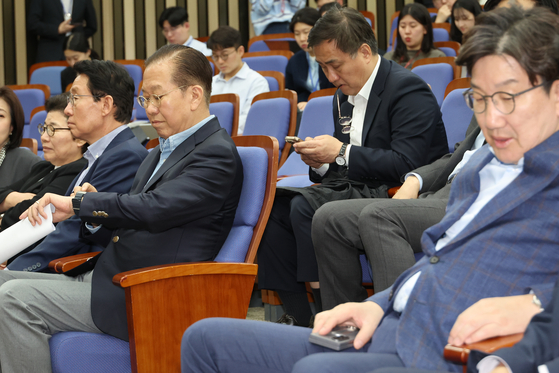 국민의힘 권영세 비상대책위원장이 6일 서울 여의도 국회에서 열린 의원총회에서 시계를 보고 있다. 권 비대위원장은 발언을 통해 한덕수 후보와의 단일화에 대해 "어떻게든 11일까지는 완료돼야 한다"고 말했다. 오른쪽은 권성동 원내대표. 연합뉴스