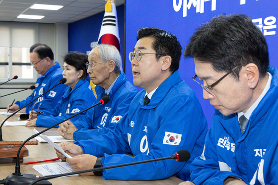박찬대 더불어민주당 상임 총괄선대위원장이 7일 오전 서울 여의도 민주당사에서 열린 중앙선거대책위원회의에서 발언을 하고 있다. 뉴스1