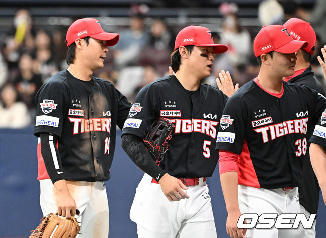 [OSEN=고척, 이대선 기자] 프로야구 KIA 타이거즈가 짜릿한 재역전승을 거뒀다.KIA는 6일 서울 고척스카이돔에서 열린 ‘2025 신한은행 SOL Bank KBO리그’ 키움 히어로즈와의 경기에서 5-3으로 승리하고 2연승을 질주했다. 이날 승리로 어린이날 3연전 위닝시리즈를 확보했다.경기 종료 후 KIA 김규성이 이범호 감독과 승리의 기쁨을 나누고 있다. 2025.05.06 /sunday@osen.co.kr