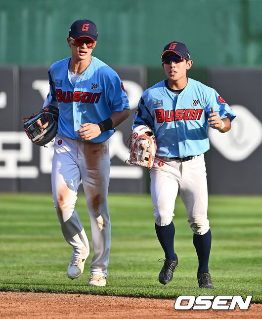 [OSEN=부산, 이석우 기자] 롯데 자이언츠 윤동희, 황성빈/ foto0307@osen.co.kr