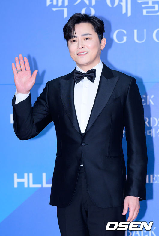 [OSEN=이대선 기자] 5일 오후 서울 강남구 코엑스 D홀에서 ‘제61회 백상예술대상 with 구찌’ 레드카펫 행사가 열렸다.방송·영화·연극을 아우르는 국내 유일무이 종합 예술 시상식 ‘제61회 백상예술대상 with 구찌’는 JTBC·JTBC2·JTBC4에서 동시 생중계, 프리즘·네이버TV·치지직에서 디지털 생중계된다.배우 조정석이 레드카펫을 밟고 있다. 2025.05.05 /sunday@osen.co.kr