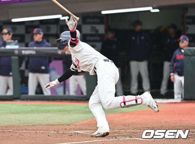 [OSEN=부산, 이석우 기자] 6일 부산 사직야구장에서 2025 신한 SOL 뱅크 KBO 리그 롯데 자이언츠와 SSG 랜더스의 경기가 열렸다. 홈팀 롯데는 박세웅, 방문팀 SSG는 문승원이 선발 출전했다.롯데 자이언츠 윤동희가 3회말 1사 3루 우익수 앞 1타점 안타를 치고 있다. 2025.05.06 / foto0307@osen.co.kr