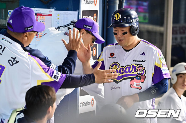 [OSEN=잠실, 박준형 기자]  7일 오후 서울 잠실구장에서 ‘2025 신한 SOL BANK KBO리그’ 두산 베어스와 LG 트윈스의 경기가 진행됐다.이날 경기에서 두산은 잭로그를 LG은 최채흥을 선발투수로 내세웠다.6회말 1사 만루 두산 오명진의 역전 밀어내기 볼넷때 3루 주자 양의지가 홈을 밟은뒤 축하 받고 있다. 2025.05.07 / soul1014@osen.co.kr