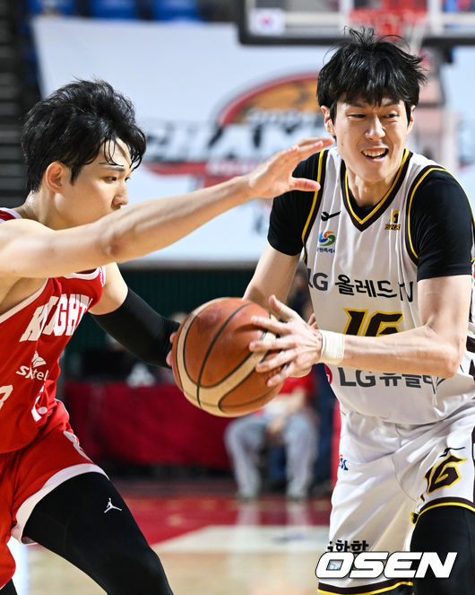 [OSEN=잠실, 조은정 기자]7일 오후 서울 송파구 잠실학생체육관에서 '2024-25 KCC 프로농구 챔피언결정전 2차전' 서울 SK 나이츠와 창원 LG 세이커스의 경기가 열렸다.지난 5일 진행된 1차전에서는 창원LG가 75-66으로 승리를 거두며 우승 확률 70.4%를 거머쥐었다.3쿼터 SK 안영준이 LG 정인덕의 공을 스틸하고 있다. 2025.05.07 /cej@osen.co.kr