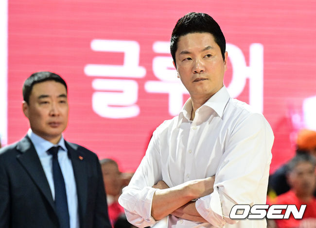 [OSEN=잠실, 조은정 기자]7일 오후 서울 송파구 잠실학생체육관에서 '2024-25 KCC 프로농구 챔피언결정전 2차전' 서울 SK 나이츠와 창원 LG 세이커스의 경기가 열렸다.지난 5일 진행된 1차전에서는 창원LG가 75-66으로 승리를 거두며 우승 확률 70.4%를 거머쥐었다.SK 전희철 감독이 경기를 지켜보고 있다. 2025.05.07 /cej@osen.co.kr
