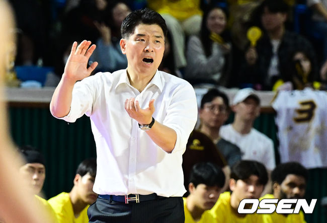 [OSEN=잠실, 조은정 기자]7일 오후 서울 송파구 잠실학생체육관에서 '2024-25 KCC 프로농구 챔피언결정전 2차전' 서울 SK 나이츠와 창원 LG 세이커스의 경기가 열렸다.지난 5일 진행된 1차전에서는 창원LG가 75-66으로 승리를 거두며 우승 확률 70.4%를 거머쥐었다.LG 조상현 감독이 작전을 지시하고 있다. 2025.05.07 /cej@osen.co.kr