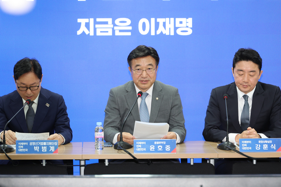 윤호중 더불어민주당 선거대책본부 총괄본부장이 6일 서울 여의도 당사에서 열린 총괄본부장단회의에서 발언하고 있다. 왼쪽은 박범계 선대본 법률지원단장, 오른쪽은 강훈식 선대본 종합상황실장. 연합뉴스