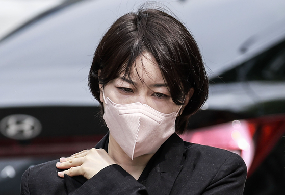 음주운전 및 불법 숙박업 혐의로 재판에 넘겨진 문재인 전 대통령의 딸 문다혜 씨가 4월 17일 서울 마포구 서울서부지방법원에서 열린 1심 선고기일에 출석하고 있다. 뉴시스