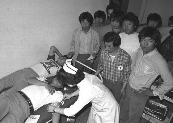 1980년 5월 21일 5·18 당시 계엄군의 집단 발포 직후 “환자를 수술할 혈액이 부족하다”는 소식에 시민과 학생 등이 광주 적십자병원에서 헌혈을 하기 위해 대기하고 있다. [중앙포토. 이창성 전 중앙일보 기자]