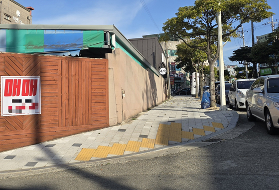 지난 21일 오후 여수시 국가산업단지 인근 무선지구 상가 부지 곳곳에 매매 전단이 붙어 있었다. 무선지구는 한때 여수국가산단 호황기 때 번화가로 활기를 띠었지만, 지금은 임대·매매를 알리는 건물이 즐비한 지역으로 변했다. 여수=노유림 기자