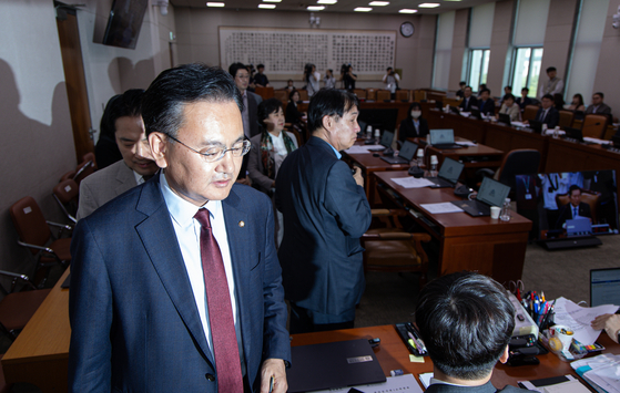 유상범 국회 법제사법위원회 국민의힘 간사를 비롯한 여당 법사위원들이 7일 오후 서울 여의도 국회에서 열린 법제사법위원회 전체회의에서 '대통령 당선시 재판 정지법' 상정에 앞서 회의장을 나서고 있다.뉴스1