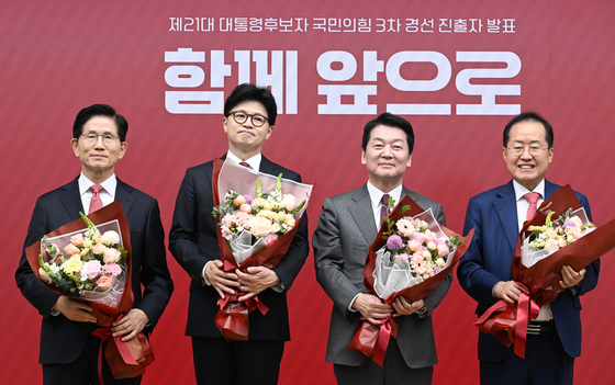 지난달 29일 서울 여의도 국민의힘 당사에서 열린 제21대 대통령 후보자 국민의힘 3차 경선 진출자 발표 행사에서 결과 발표 후 김문수(왼쪽부터), 한동훈, 안철수, 홍준표 후보가 기념촬영하고 있다. 연합뉴스