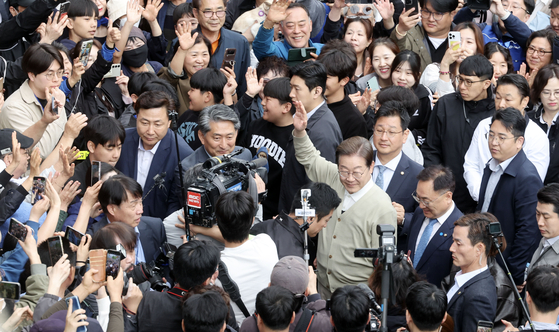 이재명 더불어민주당 대선 후보가 6일 오후 충북 옥천군 옥천읍 옥천공설시장을 방문해 시민들과 인사를 나누고 있다. 김성룡 기자