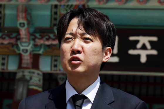 4일 오전 광주 북구 국립 5·18 민주묘지에서 이준석 개혁신당 대선 후보가 참배를 마친 뒤 발언하고 있다.연합뉴스