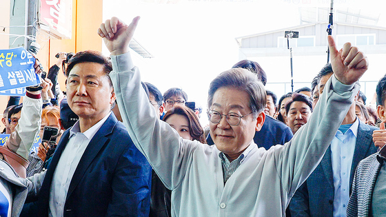 이재명 더불어민주당 대통령 후보가 2차 골목골목 경청투어 마지막 날인 7일 오전 전북 임실군 임실시장을 찾아 인사하고 있다. 뉴스1