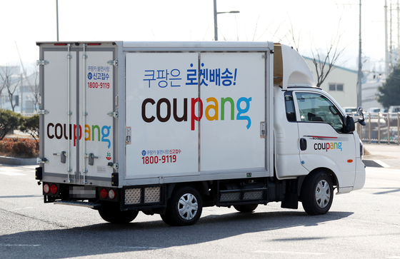 경기도 쿠팡 물류센터 인근에서 쿠팡 배송차량이 이동하고 있다. 연합뉴스