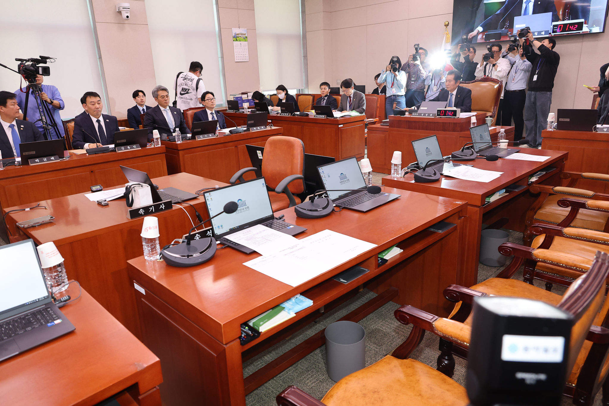 7일 서울 여의도 국회에서 국민의힘 의원들이 퇴장한 가운데 열린 법제사법위원회 전체회의에서 정청래 위원장이 의사봉을 두드리고 있다. 연합뉴스