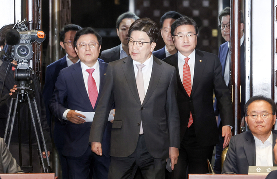 권성동 국민의힘 원내대표가 7일 오후 국회에서열린 의원총회에 참석하고 있다. 김성룡 기자/ 2025.05.07